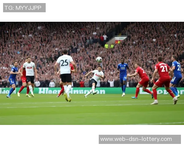 友谊足球赛：团结与激情交汇的绿茵场上友谊之花绽放